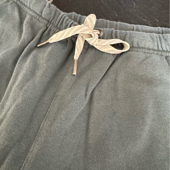 VUORI shorts in EXCELLENT CONDITION! ✨Like NEW✨lots of pockets! Zoom in 4 more: - Picture 6 of 11